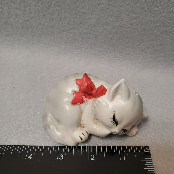 Vintage Lefton Kitty Cat Salt or Pepper Shaker, Sleeping Kitten Figurine, 1960s - Picture 7 of 7